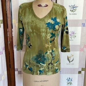 Sivan moss green, 3/4 sleeve tee shirt w tropical/abstract blue floral motif